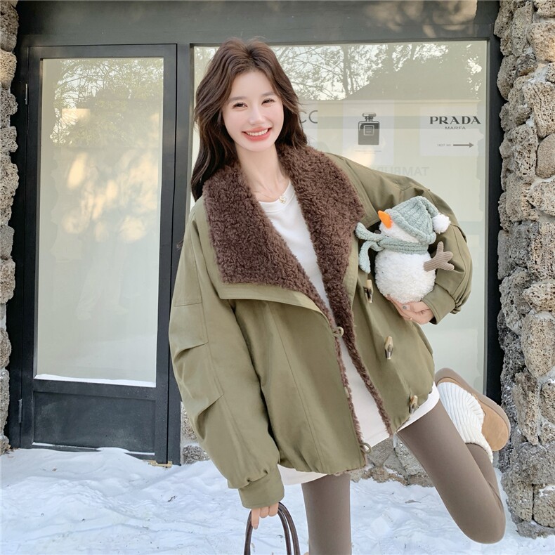 军绿色复古工装羽绒服女冬季2025新款白鸭绒内胆羊羔毛拼接派克服，女装羽绒服，2C159