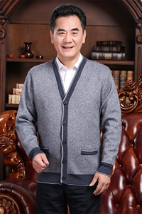 2024秋冬新款中老年男款V领纽扣拼接开衫图片