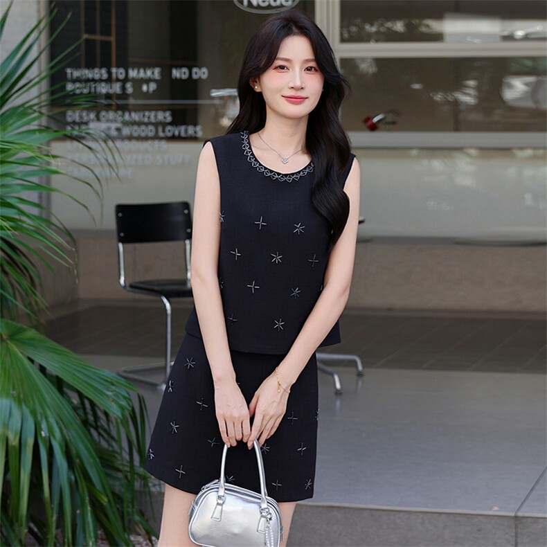 刺绣灰色无袖马甲背心半身裙套装女夏巨好看两件套小众设计感爆款,女装套装/套裙,心心服饰