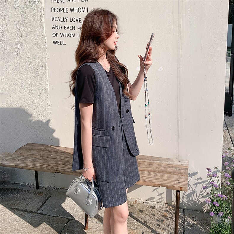 灰色竖条纹西装马甲短裤套装女2025夏新款盐系休闲短袖T恤两件套图片