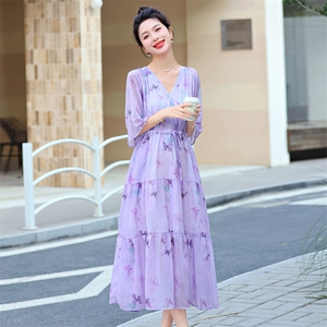 气质温柔紫色蝴蝶印花连衣裙女2024夏季新款V领收腰显瘦仙女长裙图片