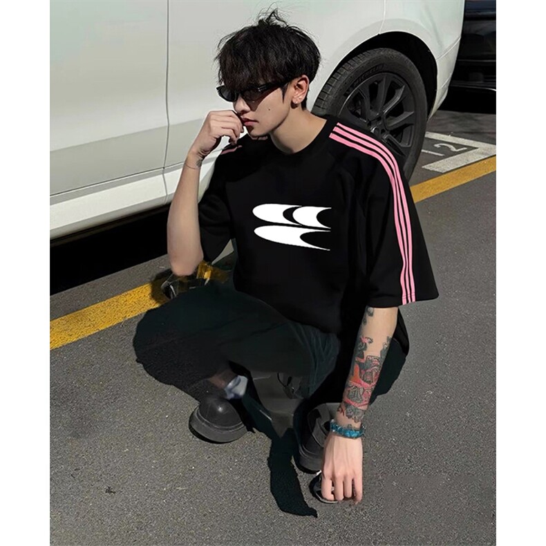 抖音得物品质二开240克宽松纯棉美式潮牌印花三条杠中性风短袖T恤图片