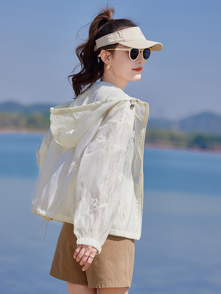 今年流行独特花花立领白色外套女春2025新款小个子防晒棒球服夹克,女装短外套,靓衣阁