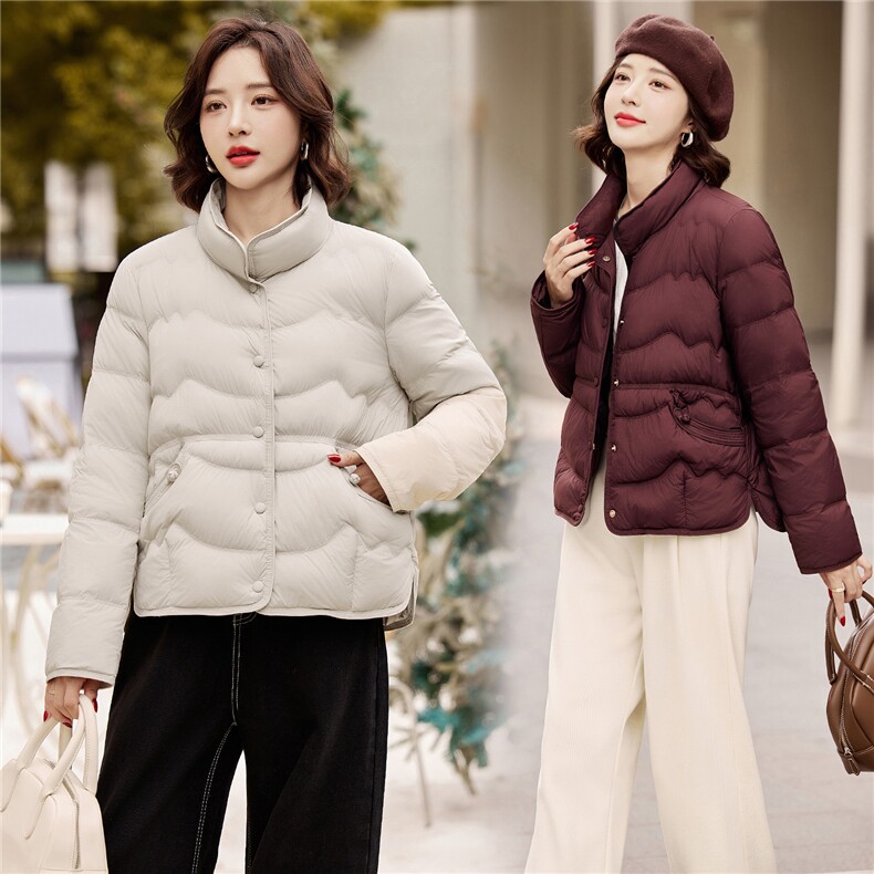 现货2025年冬季新款盘扣休闲轻薄羽绒服女90白鸭绒，女装羽绒服，阳光伊恋