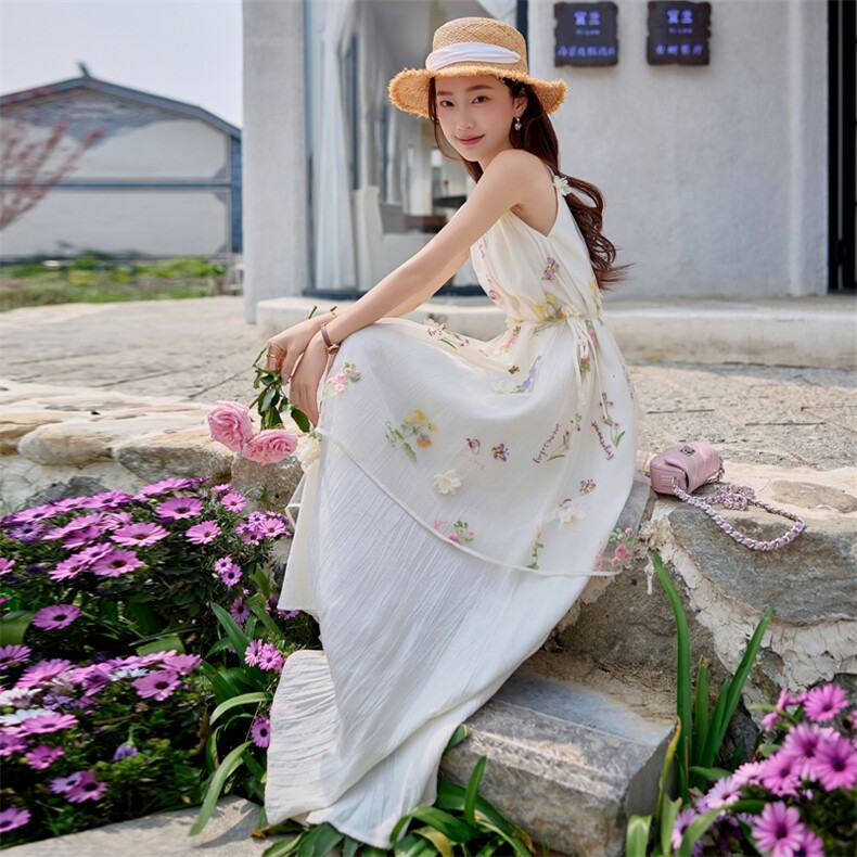 杏色立体花朵刺绣挂脖连衣裙女2025初夏新款法式高级感白月光长裙,女装连衣裙,难舍钰依