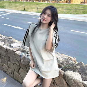 抖音得物品质二开240克宽松纯棉美式潮牌印花三条杠中性风短袖T恤图片