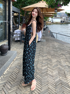 海边度假碎花背带裤女2025夏季新款韩系慵懒风宽松显瘦阔腿连体裤图片