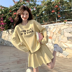 超火黄色卫衣套装裙女春夏2025新款ootd穿搭松弛感百褶短裙两件套，女装套装/套裙，2C159