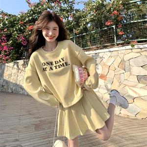 超火黄色卫衣套装裙女春夏2025新款ootd穿搭松弛感百褶短裙两件套图片