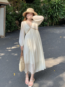 米白色法式v领连衣裙女2025夏季新款浪漫度假风气质超仙仙女长裙图片