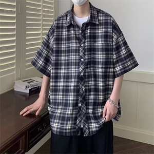 2256港风格子短袖衬衫男装条纹宽松薄款半袖衬衣外套上衣五分袖,卡其色工装束脚裤怎么搭配上衣图片
