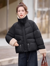 羊羔毛拼接短款白鸭绒羽绒服女2025冬新款加厚保暖，女装羽绒服，余墨
