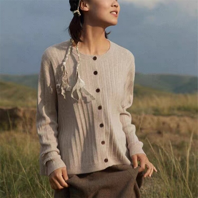 时尚宽松大码女装羊毛衫 舒适百搭坑条侧扣开衫外套图片