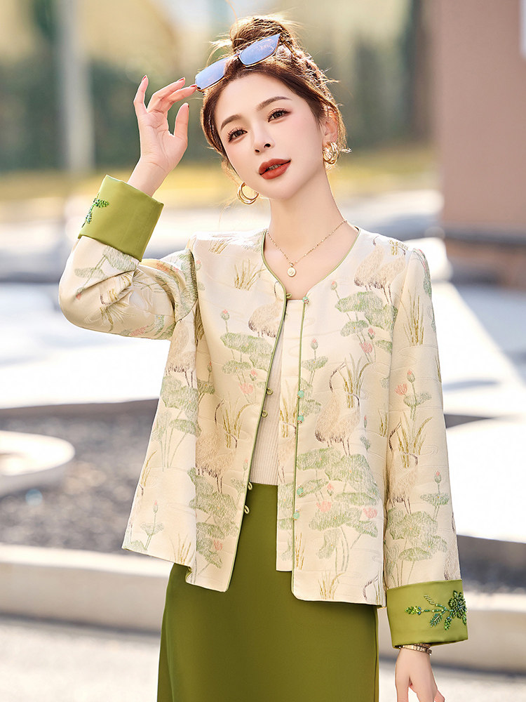 新中式国风外套女2025春秋新款今年流行超火小香风短款绿色花唐装,女装短外套,沁沁公主