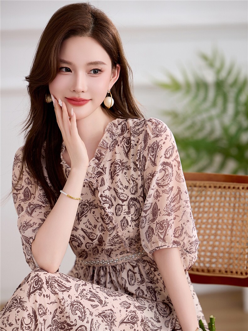 新款2026夏季时尚印花腰上有装饰收身连衣裙,女装连衣裙,伊航服饰