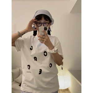 T581-P25白色纯棉小众字母印花纯棉短袖男女款学院风简约上衣,皮粉色丝绒阔腿裤搭配什么上衣图片