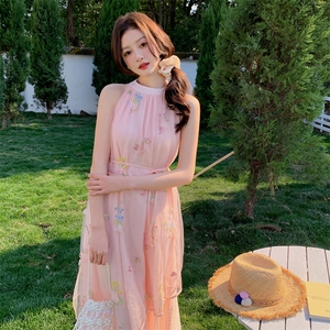 法式粉色碎花挂脖吊带连衣裙女夏2025新款清纯甜美长裙独特超好看图片