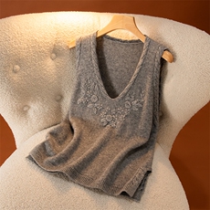 2026年秋季时尚百搭通勤简约休闲红色V领手工绣花马甲，女装马甲，盛世绒华