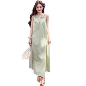 豆绿色浪漫度假风简约连衣裙女2025夏季新款小个子超好看吊带长裙图片