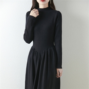 配大衣针织连衣裙女士2024冬季新款坑条半高领配大衣毛衣裙图片