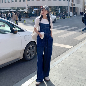 深蓝夏收腰牛仔背带裤女小个子高腰宽松直筒长裤新款时尚,矮个子女生高帮鞋搭配图片