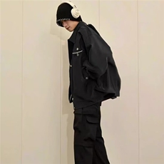 黑色