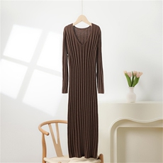 2025年秋季适中单件长袖VU领休闲/淑女精纺坑条长裙，女装连衣裙，冀清阳荣