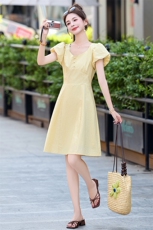 黄色甜美小香风气质连衣裙女2025夏季新款小个子收腰显瘦a字裙子，女装连衣裙，美沁