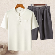 白色上衣＋深灰短裤