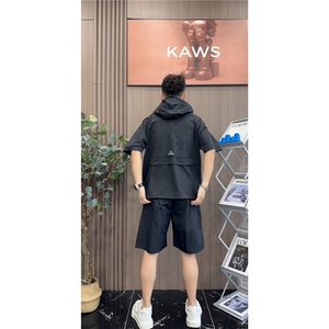 夏季男士休闲时尚百搭潮牌简约透气高级工装速干连帽短袖短裤套装图片