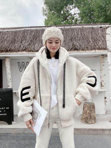 【现货】2021秋冬新款休闲字母带帽羊羔毛，女装，恋钱