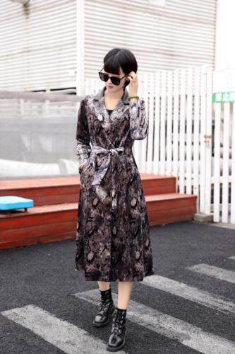 进口丝绒印花莽纹风衣，女装风衣，澳洛菲