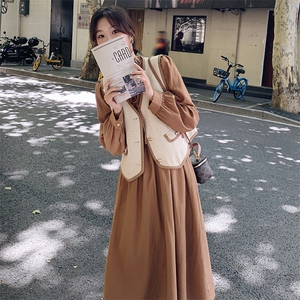 港风复古咖色马甲衬衫裙女秋2025新款轻熟风垂感高级感收腰连衣裙