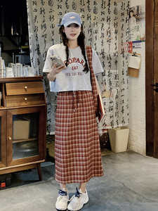韩系减龄红格子套装裙女夏2025新款字母印花t恤半身格子裙两件套图片