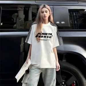 抖音得物品质二开240克宽松纯棉美式潮牌印花三条杠中性风短袖T恤图片
