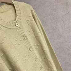 2025年秋季新款百搭女士系扣圆领鼓包长袖羊毛开衫，女装羊毛衫，新胜羊绒