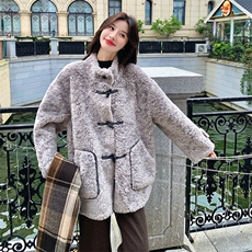 灰色牛角扣皮毛一体外套女秋冬超火好看高级感加绒加厚羊羔毛夹克，女装短外套，2C217