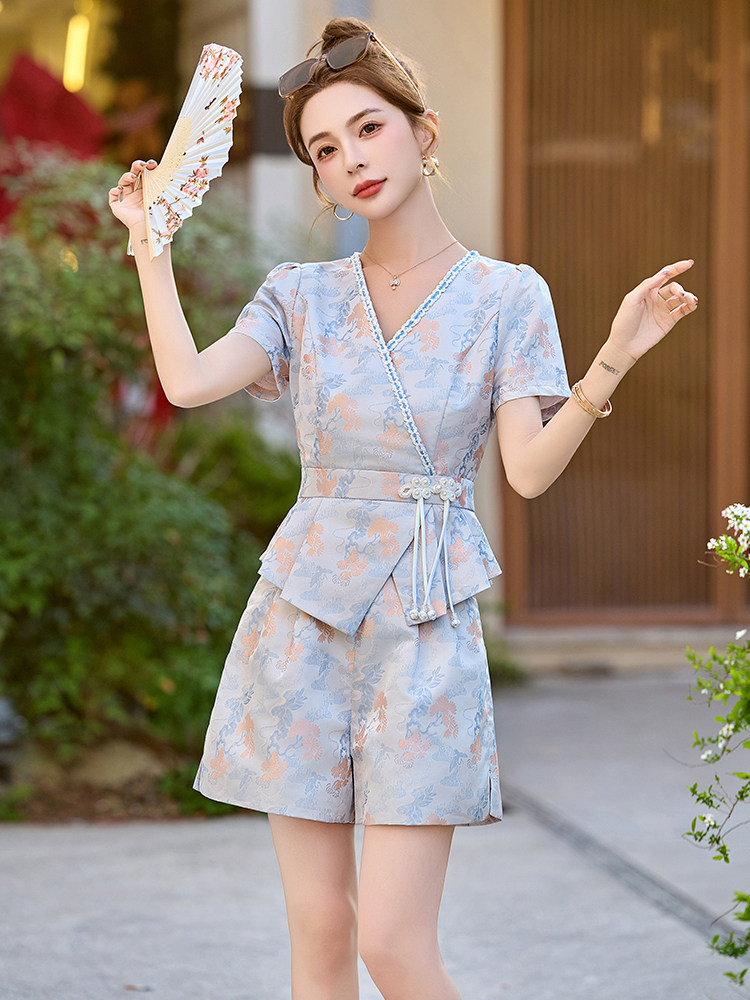 2025新重工提花改良新中式套装女短袖V领盘扣上衣短裤时尚两件套,女装套装/套裙,玖莱伊