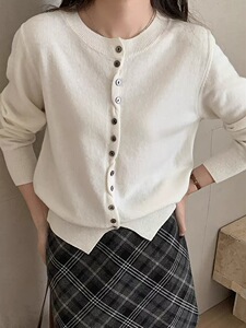 单排扣慵懒针织新款开衫圆领长袖爱心毛衣宽松上衣外套通勤图片