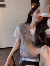 时尚百搭女士马甲简约休闲舒适扭花V领设计，女装马甲，端硕羊绒