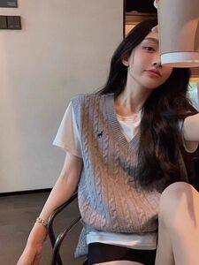 时尚百搭女士马甲 简约休闲舒适 扭花V领设计图片