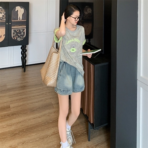 女夏新休闲运动时尚套装洋气百搭圆领扎染刺绣短袖牛仔短裤两件套图片