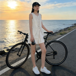 杏色设计感无袖马甲短裤套装女夏款韩版系带假两件上衣短裤两件套图片