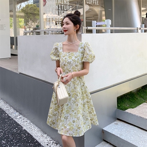 法式方领碎花连衣裙女雪纺中短款夏2025流行气质收腰泡泡袖裙子图片