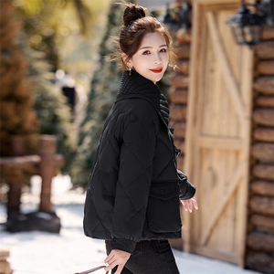 小香风娃娃领短款羽绒服女2024冬季新款洋气减龄牛角扣白鸭绒外套图片