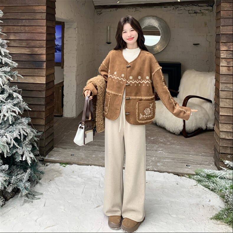 棕色刺绣拼接配围脖羊羔毛外套女秋冬2025新款设计感皮毛一体棉服,女装毛呢外套,2D076