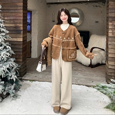 棕色刺绣拼接配围脖羊羔毛外套女秋冬2025新款设计感皮毛一体棉服，女装毛呢外套，2D076