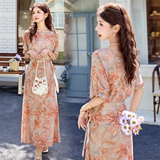 波西米亚印花连衣裙女夏季2026新款收腰系带气质条纹一片式长裙，女装连衣裙，美沁