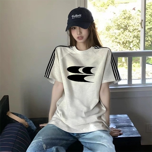 抖音得物品质二开240克宽松纯棉美式潮牌印花三条杠中性风短袖T恤图片