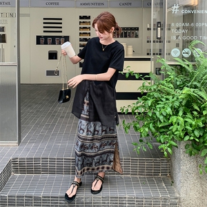 夏季穿搭一整套时尚套装女2025年新款设计感T恤印花半身裙两件套图片
